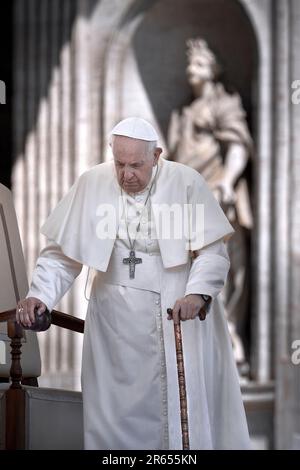 Vaticano. 07th giugno, 2023. Stato della Città del Vaticano, Vatikanstadt. 07th giugno, 2023. Papa Francesco opererà presso l'ospedale questo pomeriggio 7 giugno 2023 : Papa Francesco durante un'udienza generale settimanale in Piazza San Pietro il 25 maggio 2022 Credit: dpa/Alamy Live News Credit: dpa picture Alliance/Alamy Live News Foto Stock