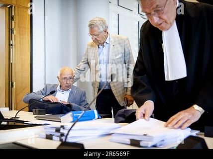 L'AIA - il pensionato John Bakker da Leeuwarden insieme al suo avvocato Jos Wouters (R) e Henk Krol in tribunale prima della procedura sommaria della fondazione PensioenVoldoen.NL contro lo Stato per errori nella legge sulle pensioni. ANP KOEN VAN WEEL netherlands out - belgium out Foto Stock