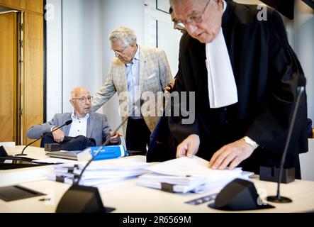 L'AIA - il pensionato John Bakker da Leeuwarden insieme al suo avvocato Jos Wouters (R) e Henk Krol in tribunale prima della procedura sommaria della fondazione PensioenVoldoen.NL contro lo Stato per errori nella legge sulle pensioni. ANP KOEN VAN WEEL netherlands out - belgium out Foto Stock