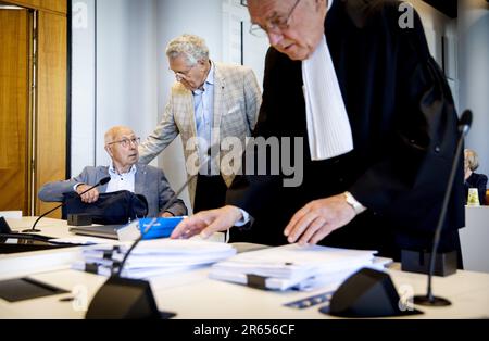 L'AIA - il pensionato John Bakker da Leeuwarden insieme al suo avvocato Jos Wouters (R) e Henk Krol in tribunale prima della procedura sommaria della fondazione PensioenVoldoen.NL contro lo Stato per errori nella legge sulle pensioni. ANP KOEN VAN WEEL netherlands out - belgium out Foto Stock