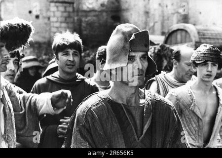 Il Decameron è un film del 1971 scritto e diretto da Pier Paolo Pasolini, basato sull'omonima opera di Giovanni Boccaccio. È il primo episodio della cosiddetta "Trilogia della vita", proseguita con le Canterbury Tales (1972) e completata dal Fiore delle notti arabe (1974). Ha avuto diversi problemi con la censura che ha sequestrato e rilasciato il film e ha anche aperto un processo, che alla fine ha visto gli imputati (compreso il regista stesso) trovato non colpevole. In Germania e nella maggior parte d'Europa, tuttavia, il film ha avuto un notevole successo e ha vinto l'orso d'argento al Festival del Cinema di Berlino Foto Stock