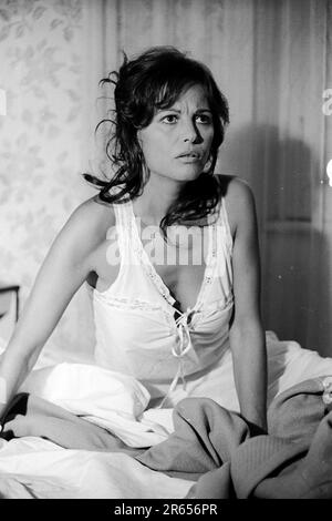 Corleone è un film del 1978 diretto da Pasquale Squitieri, con Giuliano Gemma e Claudia Cardinale, che si basa in modo lasco sul saggio-indagine i complici: Gli anni antimafia (1973) di Orazio Barrese, che raccontò l'ascesa del boss mafioso Luciano Liggio .[1] è la storia di due amici d'infanzia di Corleone, Michele e Vito, di cui il primo diventa sindacalista, l'altro mafioso. Foto Stock