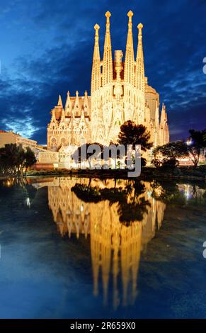 BARCELLONA, SPAGNA - 8 FEBBRAIO: Sagrada Familia di notte il 8 febbraio 2016 a Barcellona, Spagna. L'imponente cattedrale progettata da Antoni Gaudi è Foto Stock