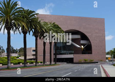COSTA MESA, CALIFORNIA - 8 MAGGIO 2021: Town Center Drive guardando verso Segerstrom Hall a Argyros Palza. Foto Stock
