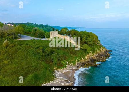 Il castello di Ceneviz è stato costruito su una scogliera situata tra due baie, 2.5 chilometri a ovest del distretto di Düzce Akçakoca in turchia. Foto Stock