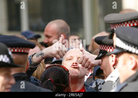 L'ala destra gli estremisti dalla difesa inglese League (EDL) face off a Tower Hamlets London Foto Stock