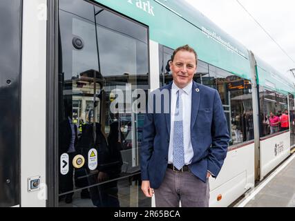 Edimburgo, Scozia, Regno Unito, 07 giugno 2023. Tram per Newhaven: Dopo 3,5 anni l'estensione della linea tranviaria della capitale è aperta ai passeggeri. I tram per Newhaven aggiungono 2,91 miglia di binario che collega Leith e Newhaven all'attuale estremità della linea del tram di Edimburgo a York Place con 8 nuove fermate. Nella foto: Il Consigliere Scott Arthur, Convento dei Trasporti e dell'ambiente, Consiglio comunale di Edimburgo. Credit: Sally Anderson/Alamy Live News Foto Stock