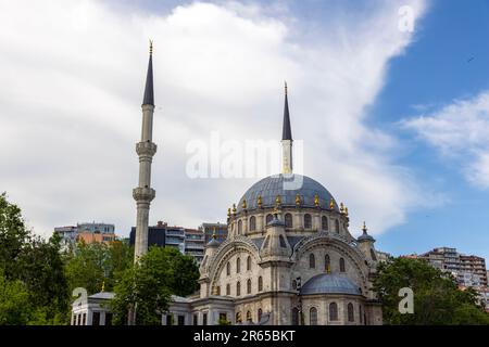 Istanbul, Turchia, 31 maggio 2023: Torre dell'orologio di Nusretiye, nota anche come Torre dell'orologio di Tophane, con la moschea imperiale ottomana di Nusretiye sullo sfondo, locat Foto Stock