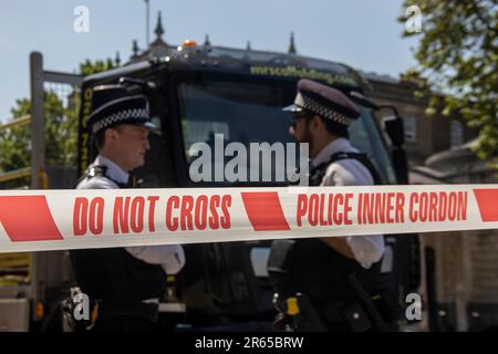 Londra, Regno Unito. 08th Feb, 2023. Whitehall Street su Lockdown: Polizia indagare pacchetto sospetto. Credit: Sinai Noor/Alamy Live News Foto Stock