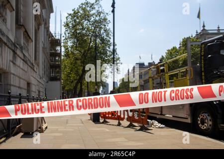 Londra, Regno Unito. 08th Feb, 2023. Whitehall Street su Lockdown: Polizia indagare pacchetto sospetto. Credit: Sinai Noor/Alamy Live News Foto Stock