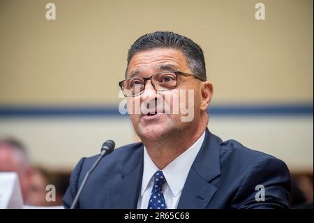 Washington, Stati Uniti d'America. 06th giugno, 2023. Joseph Cuffari, ispettore generale del Dipartimento per la sicurezza interna, appare davanti a una Camera Committee on Oversight and Accountability | SubCommittee on National Security, the Border, and Foreign Affairs durante l’audizione “Help Wanted: Law Enforcement Staffing Changes at the Border” nel Rayburn House Office Building di Washington, DC, martedì 6 giugno 2023. Credit: Rod Lammey/CNP/Sipa USA Credit: Sipa USA/Alamy Live News Foto Stock