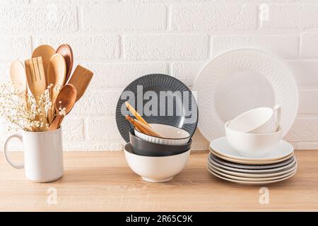 Sfondo cucina elegante e moderna. Articoli e utensili ecologici sul piano della cucina. Interni dal design confortevole e accogliente. Foto Stock