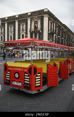 Paesaggio con vista panoramica di un pittoresco treno turistico della città su Via Vittorio Emanuele II a Catania Sicilia, Italia. Foto Stock