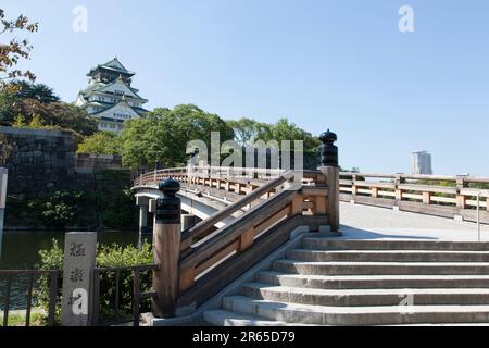 La torre del castello e il ponte di Gokurakubashi Foto Stock