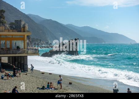viaggio alla spiaggia di monterosso nelle cinque terre d'italia Foto Stock
