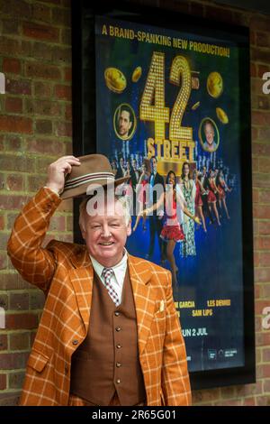 Londra, Regno Unito. 7 giugno 2023. Les Dennis come Bert Barry posa fuori da Sadler's Wells durante una foto per 42nd STREET. La produzione si svolge a Sadler’s Wells dal 7 giugno al 2 luglio, prima di intraprendere un tour nel Regno Unito. Credit: Stephen Chung / EMPICS / Alamy Live News Foto Stock