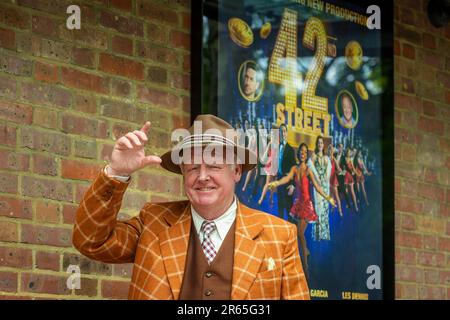 Londra, Regno Unito. 7 giugno 2023. Les Dennis come Bert Barry posa fuori da Sadler's Wells durante una foto per 42nd STREET. La produzione si svolge a Sadler’s Wells dal 7 giugno al 2 luglio, prima di intraprendere un tour nel Regno Unito. Credit: Stephen Chung / EMPICS / Alamy Live News Foto Stock