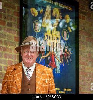 Londra, Regno Unito. 7 giugno 2023. Les Dennis come Bert Barry posa fuori da Sadler's Wells durante una foto per 42nd STREET. La produzione si svolge a Sadler’s Wells dal 7 giugno al 2 luglio, prima di intraprendere un tour nel Regno Unito. Credit: Stephen Chung / EMPICS / Alamy Live News Foto Stock