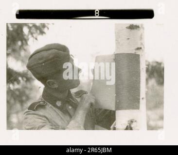 SS Photographer Baumann, Totenkopf Division, Russia 1941 unità di ricognizione gommata, foto di moto, fucili, tombe, prigionieri di guerra e abitanti del villaggio russi, Fieseler Fi 156 Storch, carri armati e attrezzature russe distrutti, costruzione di ponti, soldati che nuotano nel fiume, equipaggio di mitragliatrici, equipaggio di pistole anticarro, cerimonia di premiazione di unità, Unità di marzo, artiglieria trainata da halftrack, unità di manutenzione di veicoli a motore, attività Kriegsberichter, panetteria da campo, ospedale da campo, rifornimento aereo da JU-52, unità di proiettore antiaereo, ufficio postale sul campo, e un Focke-Wulf 189 (Eagle-Owl) in volo. IMA Foto Stock