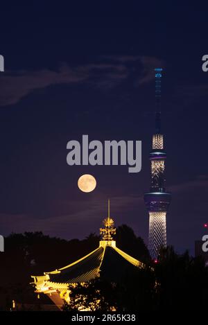 Ueno Shinobazunoike Pond Benten Hall e super luna Foto Stock