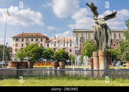 Milano, Italia - giugno 6 2023 - fontana onda Marina Milano nel parco Largo Marinai d'Italia Vittorio formentano Foto Stock