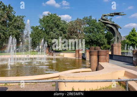 Milano, Italia - giugno 6 2023 - fontana onda Marina Milano nel parco Largo Marinai d'Italia Vittorio formentano Foto Stock