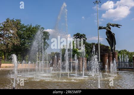 Milano, Italia - giugno 6 2023 - fontana onda Marina Milano nel parco Largo Marinai d'Italia Vittorio formentano Foto Stock