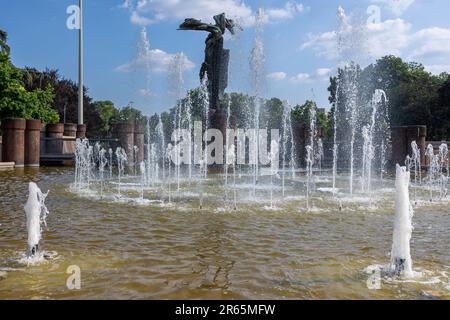 Milano, Italia - giugno 6 2023 - fontana onda Marina Milano nel parco Largo Marinai d'Italia Vittorio formentano Foto Stock