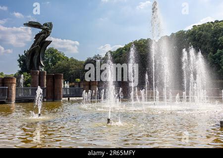 Milano, Italia - giugno 6 2023 - fontana onda Marina Milano nel parco Largo Marinai d'Italia Vittorio formentano Foto Stock