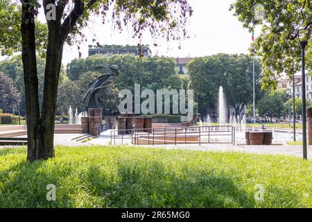 Milano, Italia - giugno 6 2023 - fontana onda Marina Milano nel parco Largo Marinai d'Italia Vittorio formentano Foto Stock