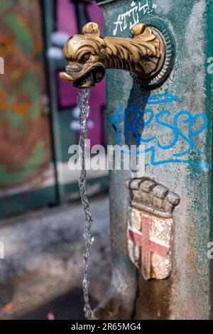 Milano, Italia - giugno 6 2023 - Milano Fontana dell'acqua potabile a forma di drago, simbolo della città di Milano Foto Stock