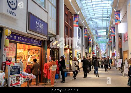 Strada dello shopping intorno alla stazione di Kichijoji Foto Stock