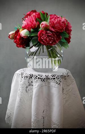 Ancora la vita con le Peonie in un vaso di vetro Foto Stock