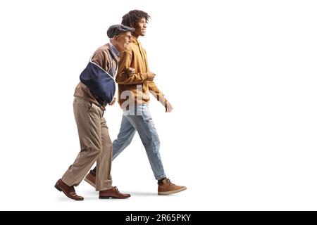 Ragazzo afro-americano che cammina con un uomo anziano con un braccio ferito in una fionda isolata su sfondo bianco Foto Stock