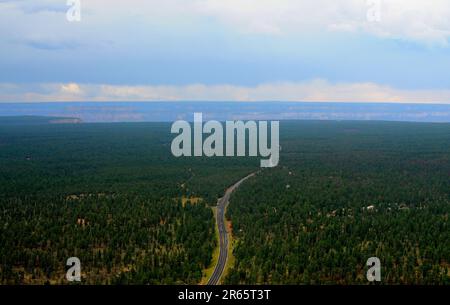 Veduta aerea dell'autostrada 64 nel tardo pomeriggio, vicino al Grand Canyon Arizona Foto Stock