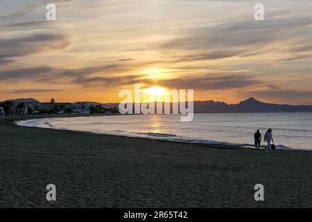 Alicante in Spagna: Tramonto sulla Platja dels Molins vicino a Denia Foto Stock