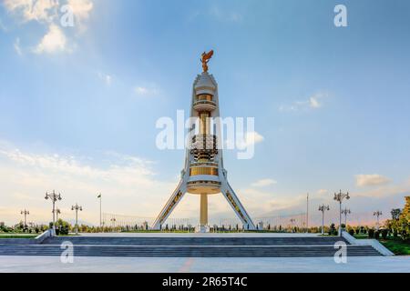 Ashgabat Turkmenistan - 10 2019 ottobre: Monumento della neutralità, l'arco a tre zampe costruito con marmo bianco, dettagli in oro e la statua placcata oro di Foto Stock