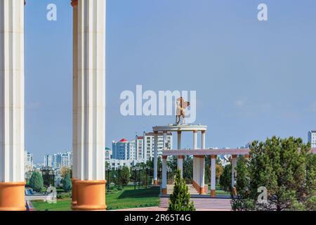 Ashgabat, Turkmenistan 10 ottobre 2019 statua di cavallo turkmeno in città Foto Stock