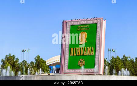 Ashgabat, Turkmenisat - 11 ottobre 2019: Statua di Ruhnama - il libro dell'anima - scritto dall'ex presidente del Turkmenistan, Saparmurat Niyaz Foto Stock