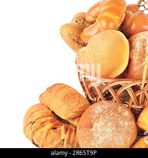 Dolci, pane e prodotti a base di farina in un cestino di vimini isolato su sfondo bianco. Spazio libero per il testo. Foto Stock