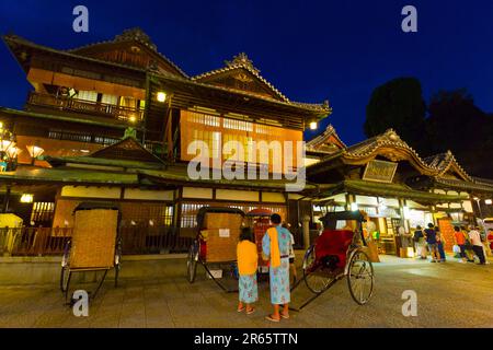 Dogo Onsen Honkan di notte Foto Stock