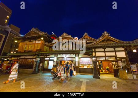 Dogo Onsen Honkan di notte Foto Stock