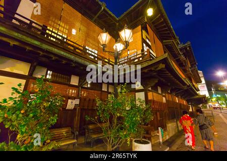 Dogo Onsen Honkan di notte Foto Stock