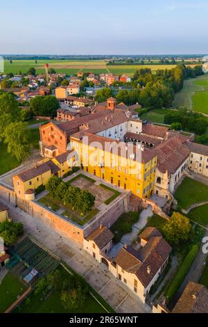 Tramonto sul monastero cistercense di Morimondo a pochi chilometri a sud di Milano. Abbiategrasso, città metropolitana di Milano, quartiere di Milano, Lombardia, Foto Stock