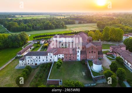 Tramonto sul monastero cistercense di Morimondo a pochi chilometri a sud di Milano. Abbiategrasso, città metropolitana di Milano, quartiere di Milano, Lombardia, Foto Stock