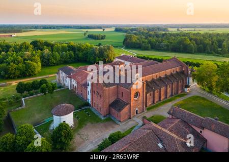 Tramonto sul monastero cistercense di Morimondo a pochi chilometri a sud di Milano. Abbiategrasso, città metropolitana di Milano, quartiere di Milano, Lombardia, Foto Stock
