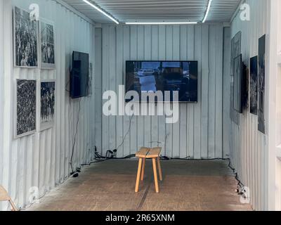 La vista della mostra NYC Undercover al Photoville Under Brooklyn Bridge a New York City. (Foto di Ryan Rahman/Pacific Press) Foto Stock