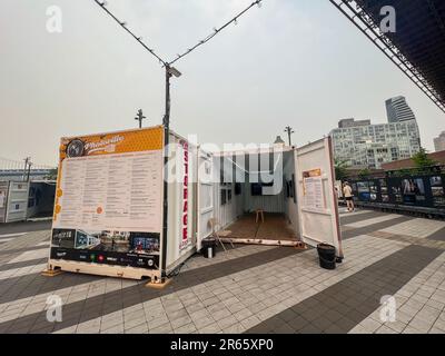 La vista della mostra NYC Undercover al Photoville Under Brooklyn Bridge a New York City. (Foto di Ryan Rahman/Pacific Press) Foto Stock