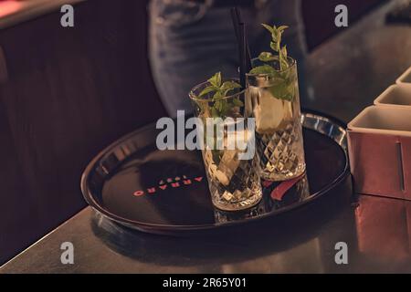 Masi, Italia 7 giugno 2023: Cocktail vibranti e rinfrescanti presentati splendidamente al banco del bar. Foto Stock