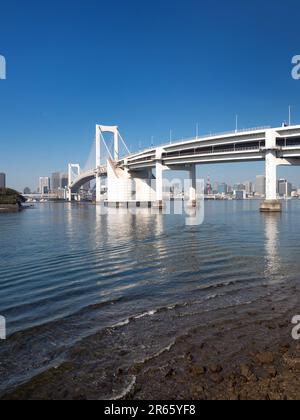 Rainbow Bridge e il porto di Tokyo Foto Stock